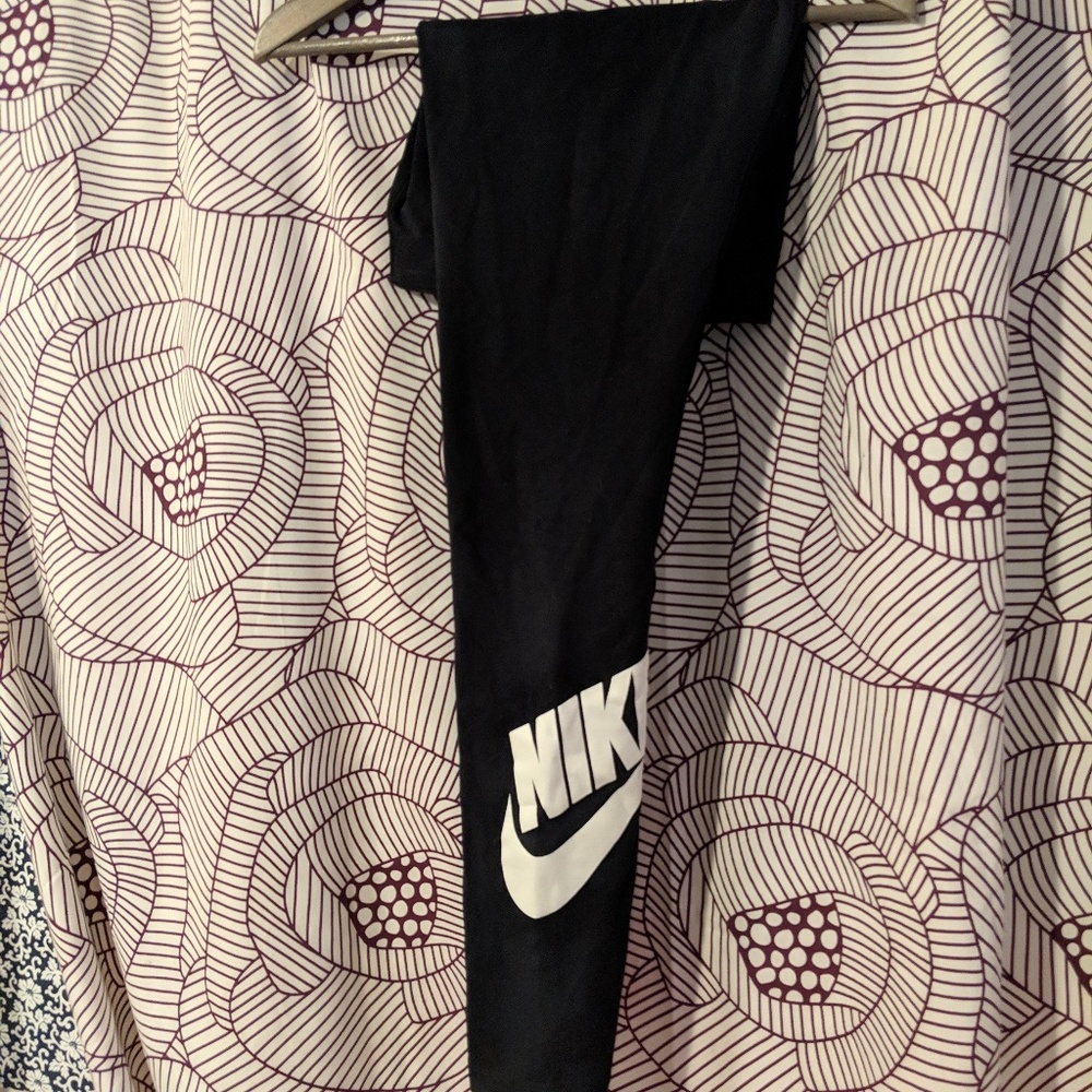 nike t-shirt stretch leggings EUC